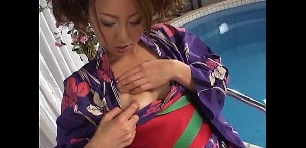  Luna Mikami shaved crack under kimono